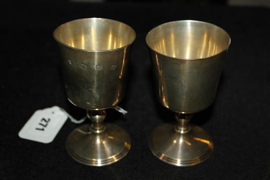 Pair of silver goblets, London 1971